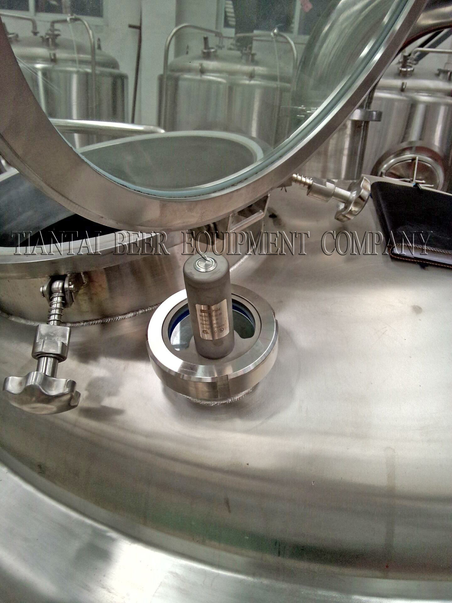 <b>LED light on brewhouse</b>